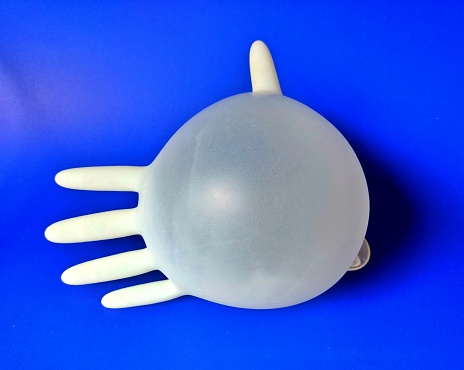 la photo d'un gant en plastique